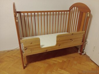 Dětská postýlka s posuvnou mříží a matrací - 4