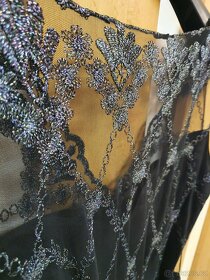 Černé plesové šaty s tylovou sukní - 4