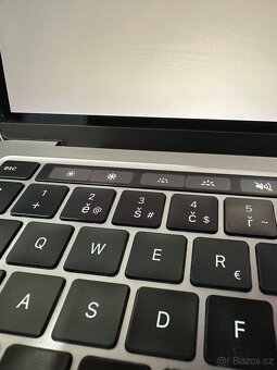 MacBook Pro 13" 2022 M2 / 8GB / 256GB - Vesmírně šedý - 4