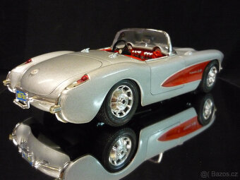 Chevrolet Corvette 1957 stříbrný Bburago 1/18 - 4