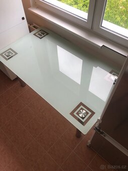 Stůl s židlemi. - 4