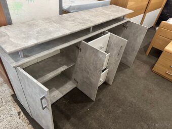 Hezká široká komoda dekor Beton/bílá - 4