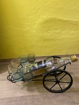 Starožitný povoz na půlky, socha, starožitné hodiny - 4