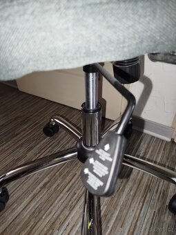 Dětská židle na kolečkách s područkami - 4