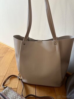 2 nové shoppery, batoh plus kabelka TH zdarma - 4