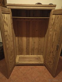 stará šatní skříň - 4