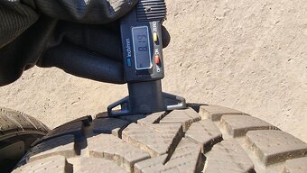 Zimní pneu 205/60/16 Uniroyal - 4