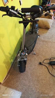 2x koloběžka nitro scooter,4x Baterie,1x Nabíječka - 4