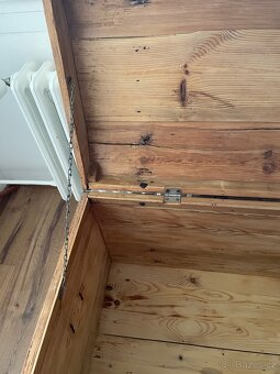 Dřevěná truhla s kováním české výroby - 4