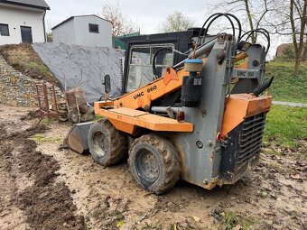 Smykový nakladač UNC 060 - 4