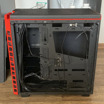 Prostorná PC skříň NZXT H440 (černo-červená) - 4