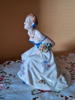 DÁMA S KVĚTINAMI porc.soška ROYAL DUX CHECHOSLOVAKIA. - 4