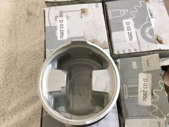 Mercedes W 109 300 SEL 6.3, W100, org.Mahle, 8 pístů 100 030 - 4