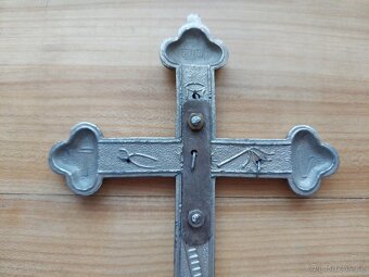 Starožitný krucifix, kovový křížek s dřevěnou intarzií SLEVA - 4
