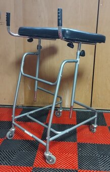 Chodítko s opěrnou deskou. - 4