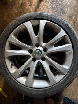 Prodám alu kola r17 original skoda pneu na dojetí  - 4