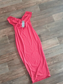 Červené šaty pod kolena se spadlými rameny - 4