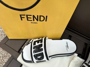 Nové pantofle Fendi - 4