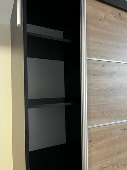 Velká šatní skříň se zrcadlem - 4