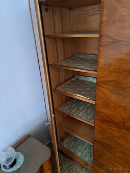 Starožitné hnědé masivní skříně - 4