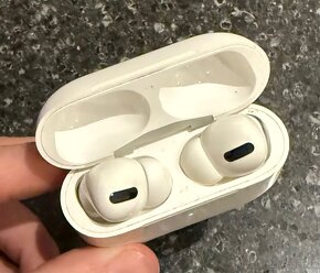 Apple AirPods Pro sluchátka v hezkém stavu - 4