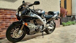 Honda CBR 900RR SC28 - 4
