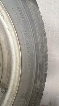 4 plechová kola s letními pneu 205/65 R16C – 4–5 mm vzorek, - 4