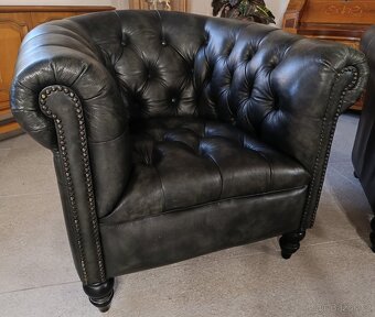 Dvě kožená, klubová, chesterfield křesílka. TOP - 4