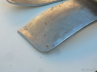 Spodní část mezi předním blatníkem a maskou Tatra 603 - 4