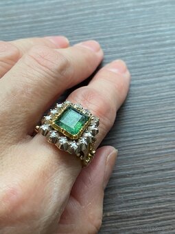 Zlatý prsten se smaragdem a diamantovými routy - 4