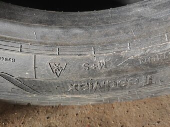 Goodyear KMAX D 295/60 R 22, 5 - 4