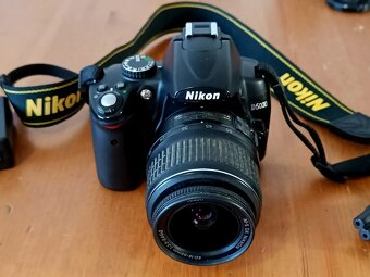 NIKON D5000 - baterie, nabíječka, popruh a objektiv - 4