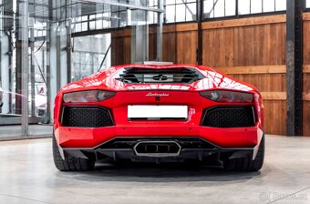 Lamborghini Aventador LP700-4 z roku 2013 - 4