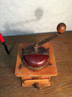 Neobvyklý mlýnek na kávu s bakelitovou násypkou a šuplíkem - 4