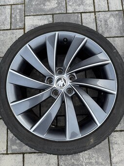 Originál ALU Škoda pegasus R18 + letní gumy - 4