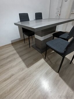 Jídelní stůl se 4 židlemi - 4