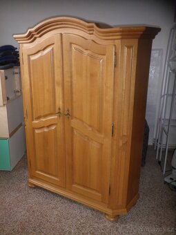 Světlá rustikální šatní skříň - 4