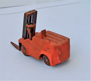 Ještěrka vysokozdvižný vozík. Patinováno. Délka cca 3 cm. - 4