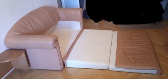 Prodáme 2 kožené rozkládací sedačky bez úložného prostoru. - 4