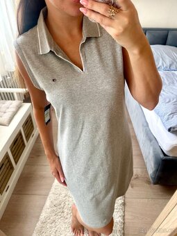 TOMMY HILFIGER ŠEDÉ LETNÍ ŠATY - 4
