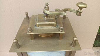 Obrovsky velmi starý mlynek na kavu ZAK. CHRANĚNO - 4