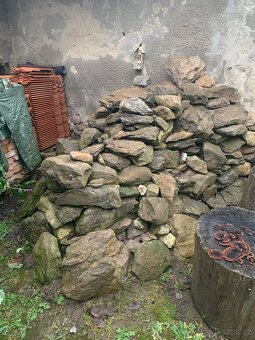 Velké kameny ze zrušené skalky - 4