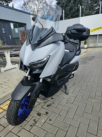 Yamaha Xmax 300 šedý a modrá kola - 4