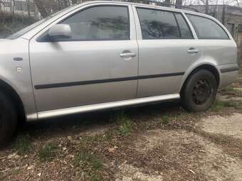 skoda Octavie 1,stříbrná , kombi ,náhradní dily - 4