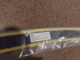 VW Touran II 2011-2015 - originál ochranná lišta kufru. - 4