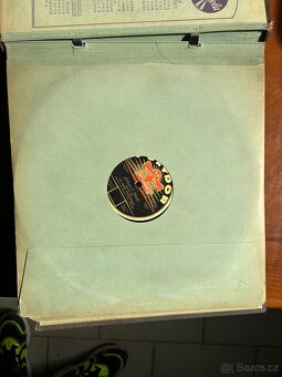 Sada vinylových desek v knize - 4