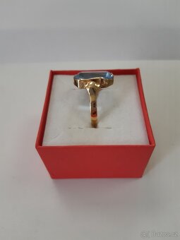 Zlatý prsten s modrým kamenem - 4
