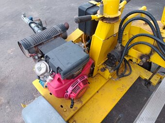 Profi ŠTĚPKOVAČ DŘEVA s podavačem jako přívěs s SPZ - 4