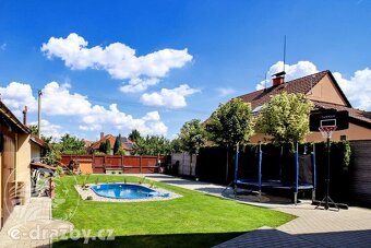 Rodinný dům 5+1 (156 m2) se zahradou (560 m2), bazénem a gar - 4