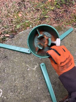 Litinový stojan na živý vánoční stromek - 4